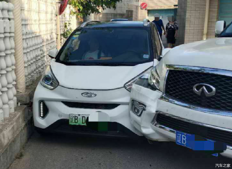 狭路相逢勇者胜奇瑞小蚂蚁对挤英菲尼迪qx80结果很意外