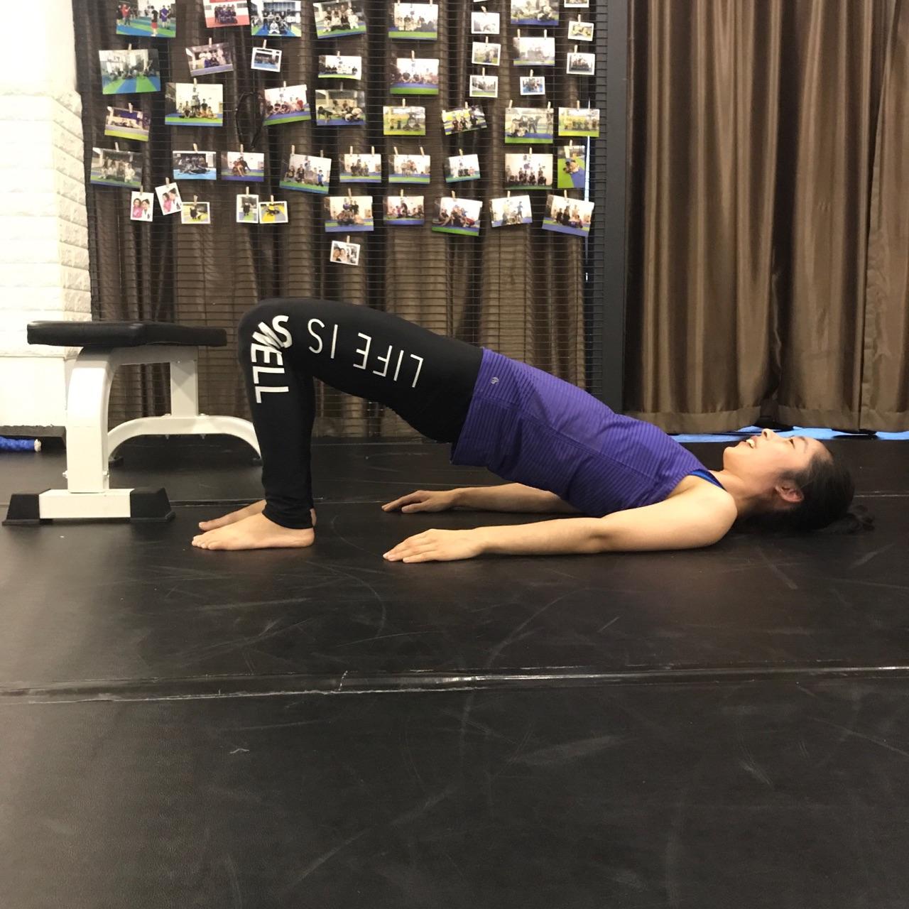 有哪些运动是适合女生在家里的力量训练? - 知