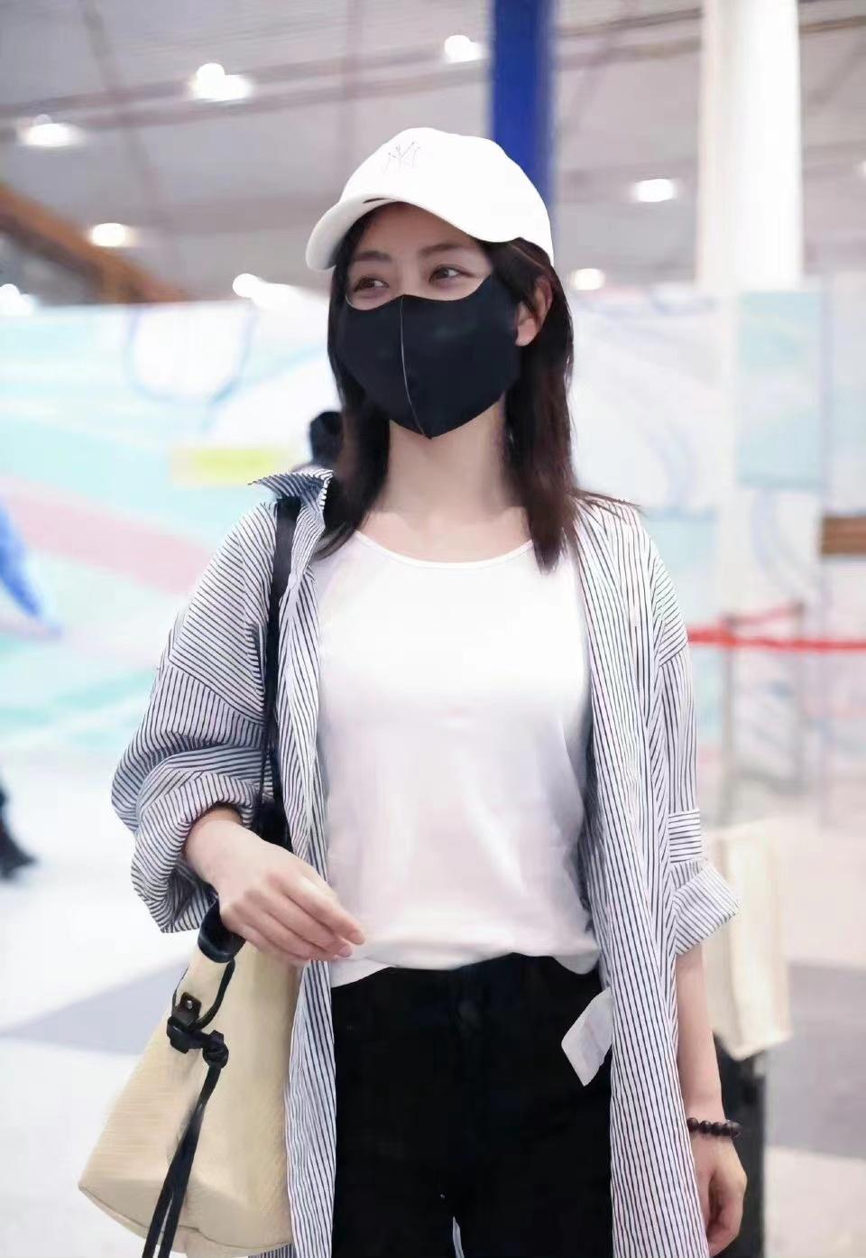 谭松韵条纹衬衫内搭白色t恤配小黑裤经典舒适简约时尚