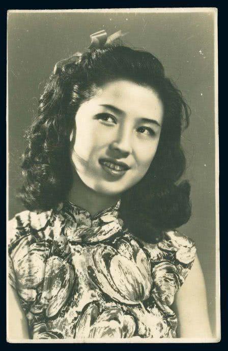 他当下也就没有强行闯入,给了筱兰英面子并发出让她到家中做客的邀请