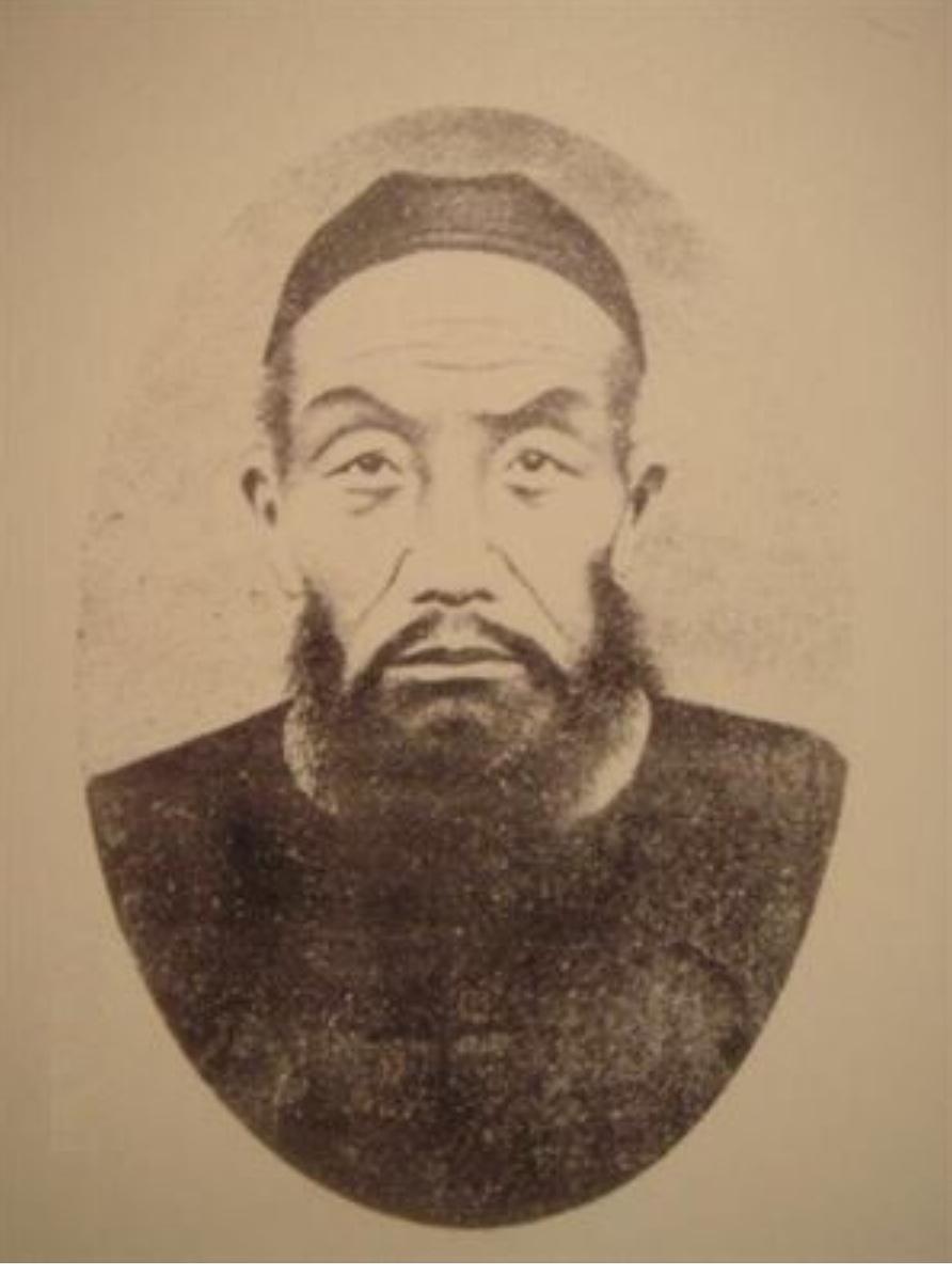 上图为曾国藩儿子曾纪泽为曾国藩拍的真实照片,底下是画像.