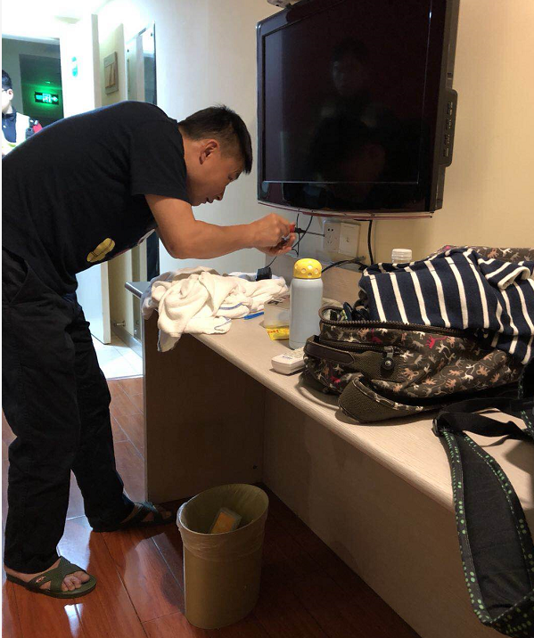 出警民警到现场后要求酒店保安来到我们所在的房间(夜间酒店只有一名