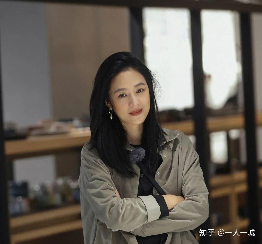 45岁周韵近照曝光!她是“姜文背后的女人”,上节目不化浓妆,低调17年,依然美得不像人间烟火。 - 知乎