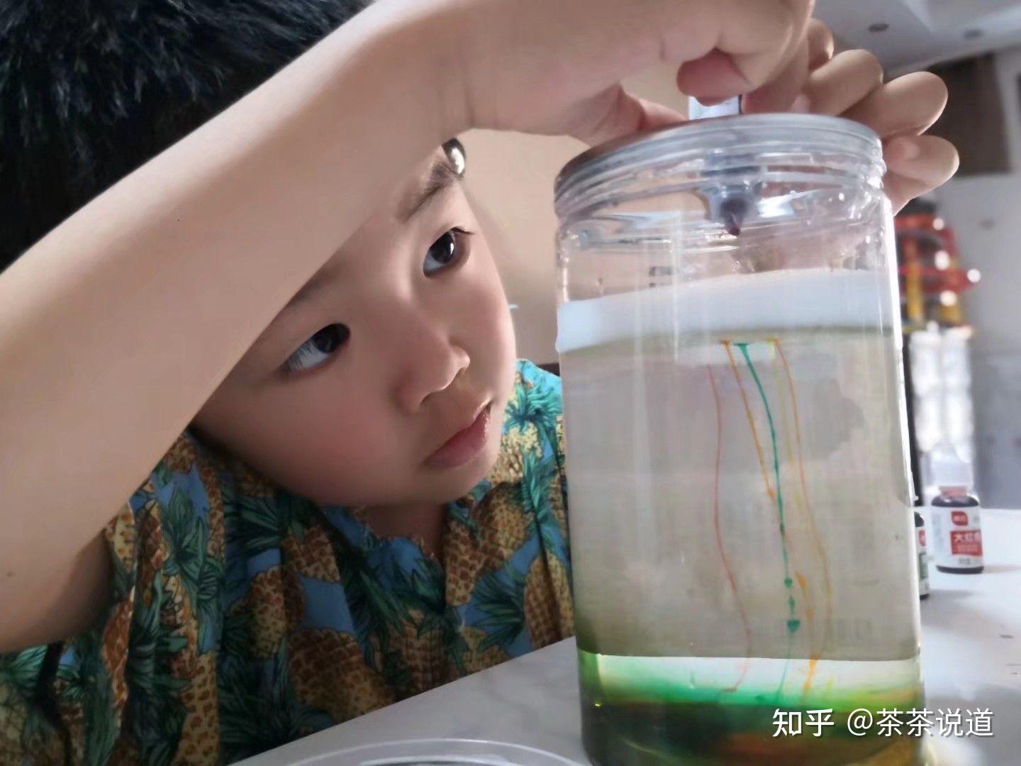 10个家庭科学小实验,让孩子玩水的同时,学到满满的科学知识