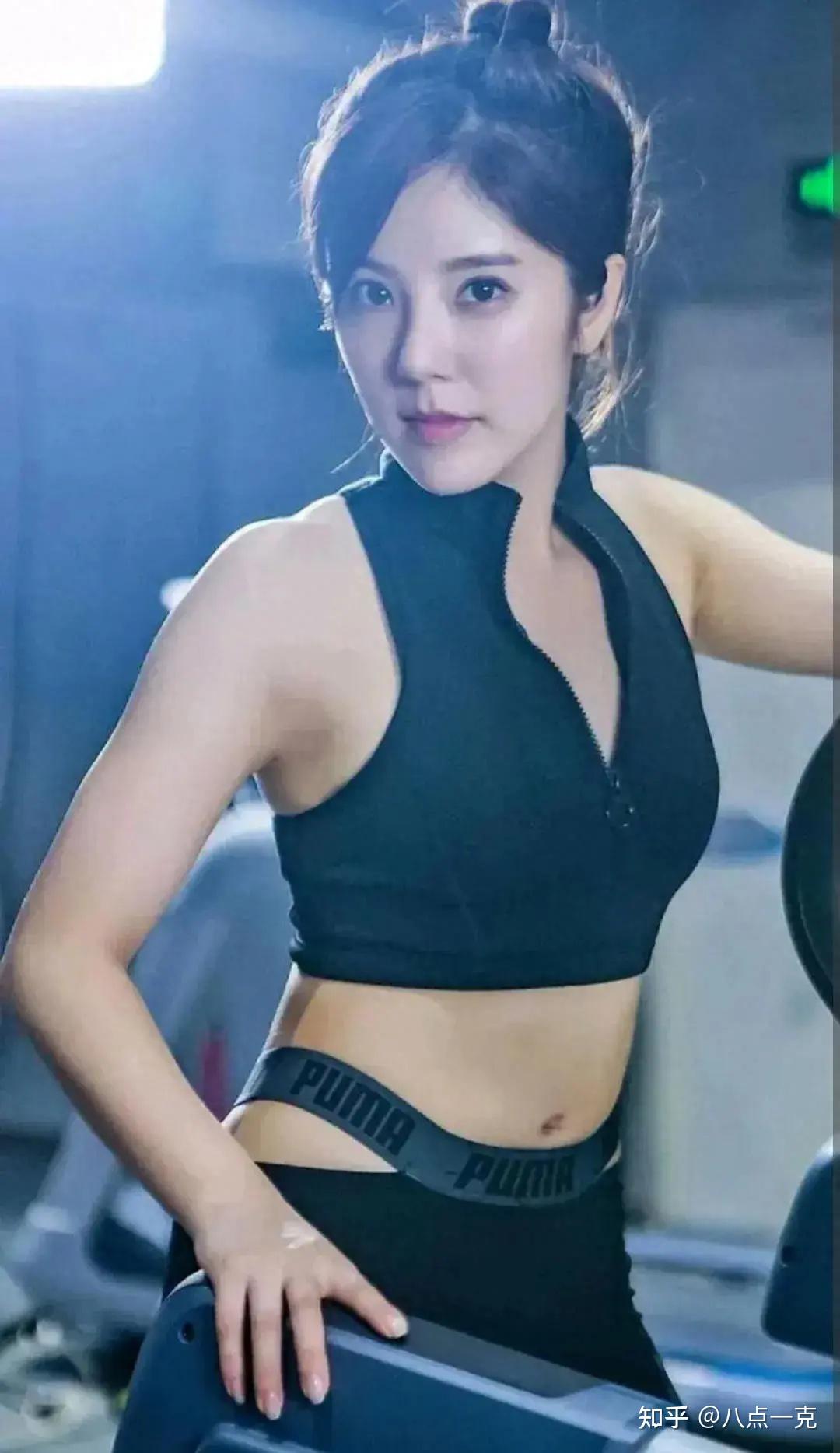 赵奕欢哽咽落泪被制片人踢出演员行列本人我不配做演员吗