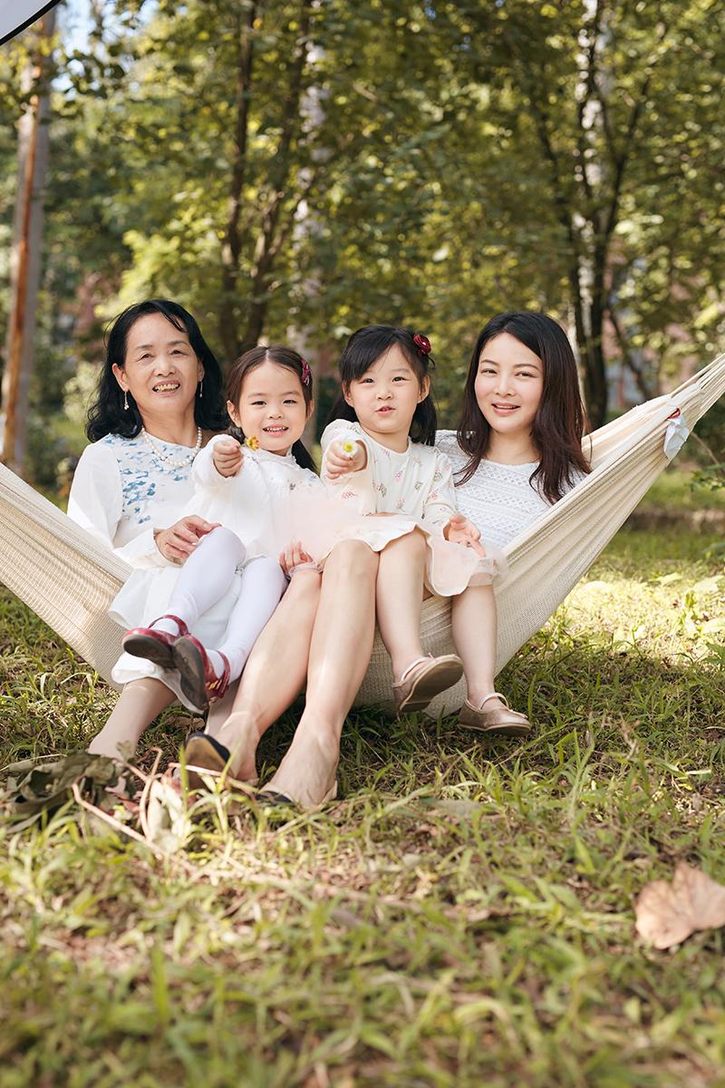 外婆妈妈孙女一家三代女性户外家庭照可以怎么拍