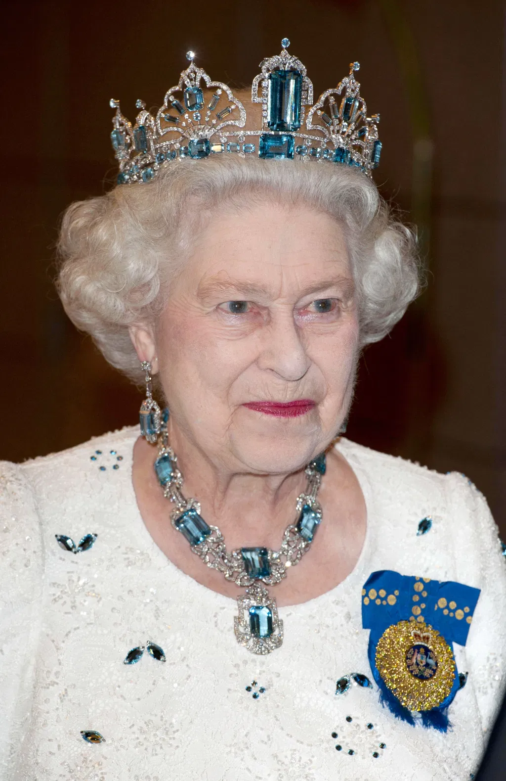 除了彩虹穿搭,94 岁英女王还拥有这些堪称惊世之作的绝美皇冠!