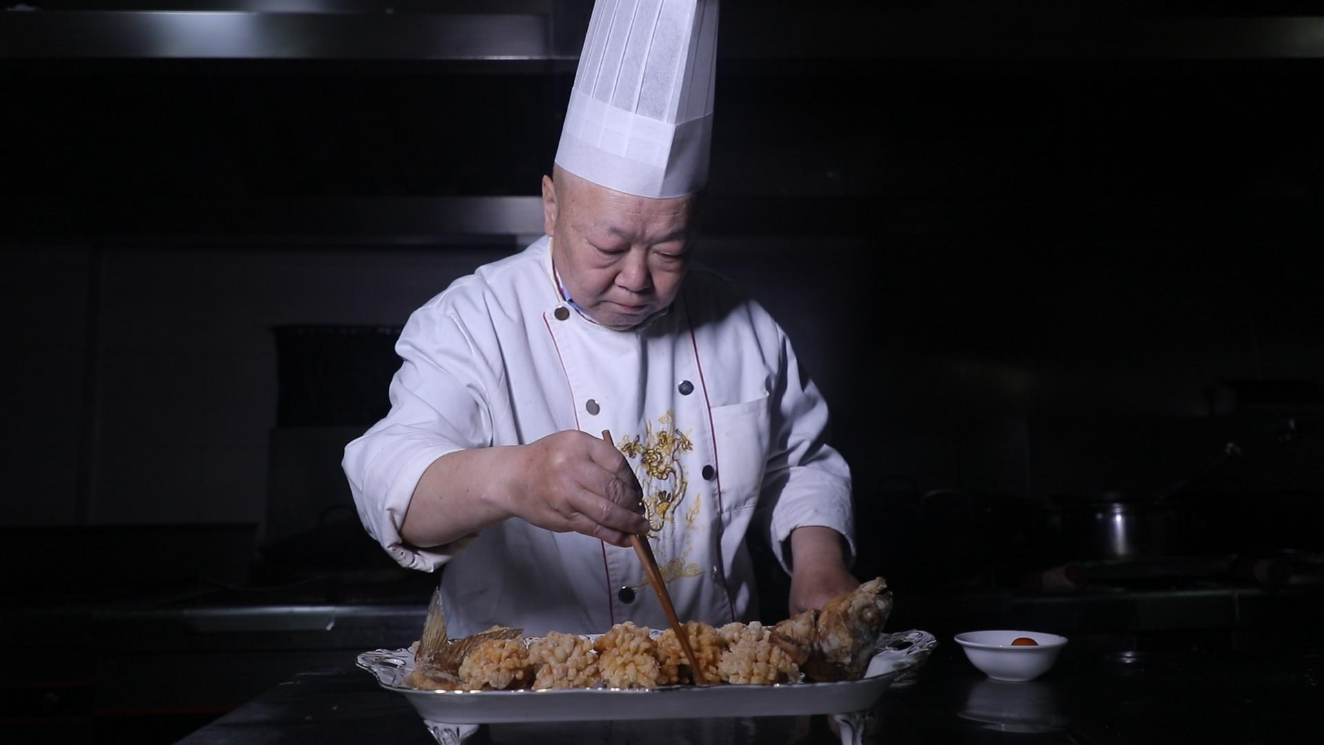 大师的菜明日预告72岁川菜大师的创新菜肴鱼香松果鱼