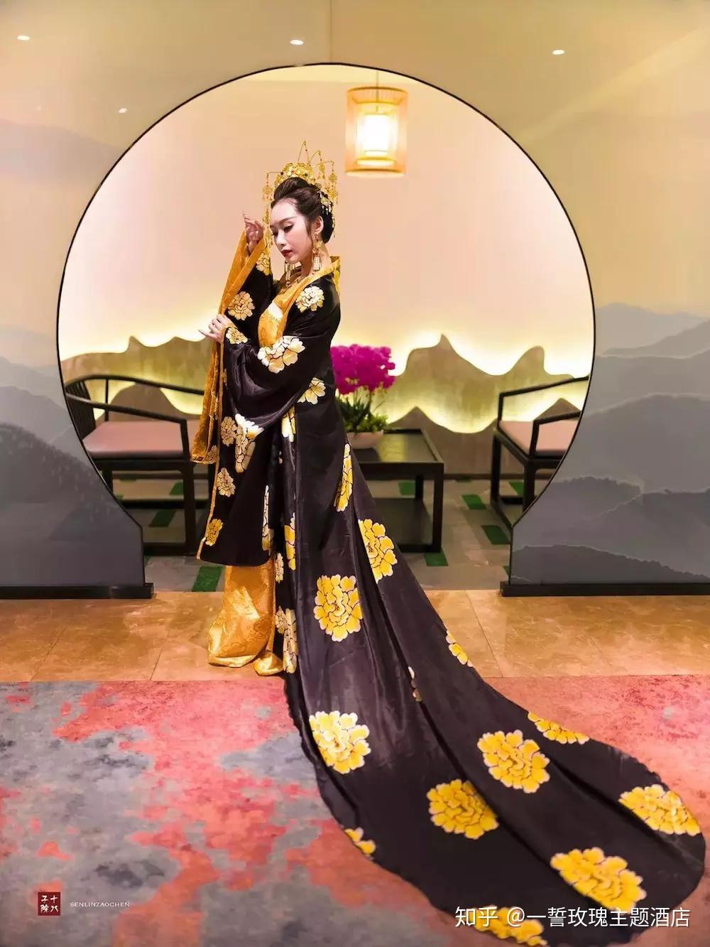 ▼图:俏丽若三春之桃,青素若九秋之菊▼图:芙蓉不及美人妆,水殿风来珠