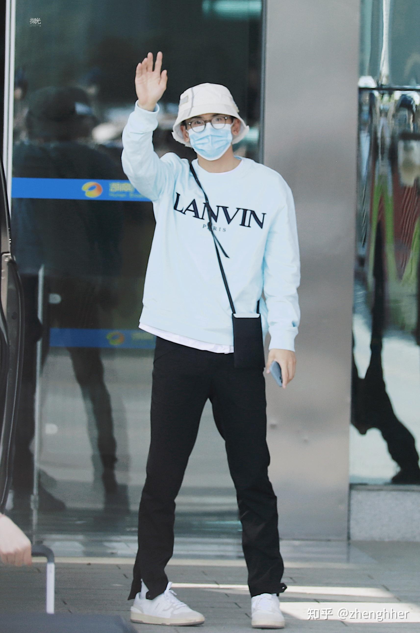 龚俊穿上了国货品牌回力,导致会里的这一款鞋子直接断货,品牌也在补货