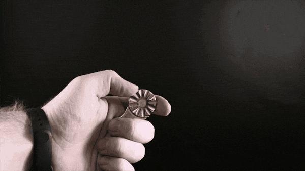 指尖陀螺新玩法一拨飞速旋转还自带小游戏工作间隙帮你解压