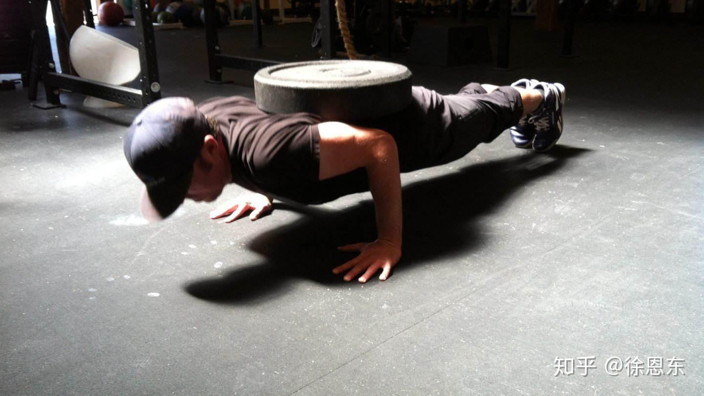 在训练层面,自然增肌最关键的点为「渐进超负荷」,即在训练进程中不断