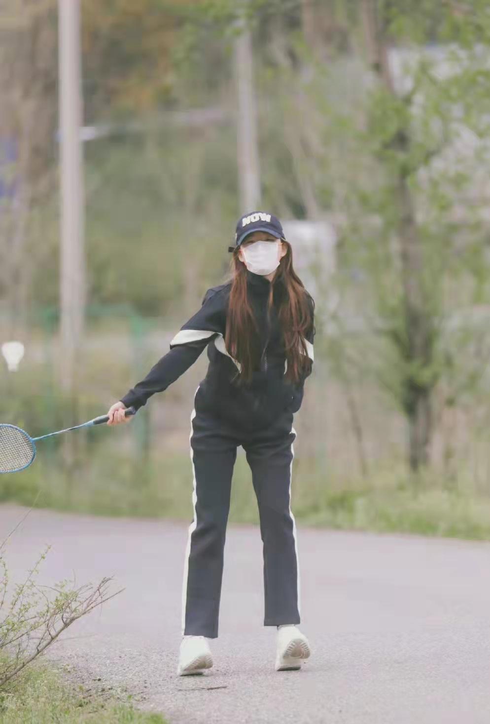 赵露思春日穿all black运动服套装挥拍羽毛球,青春活力十足 - 知乎