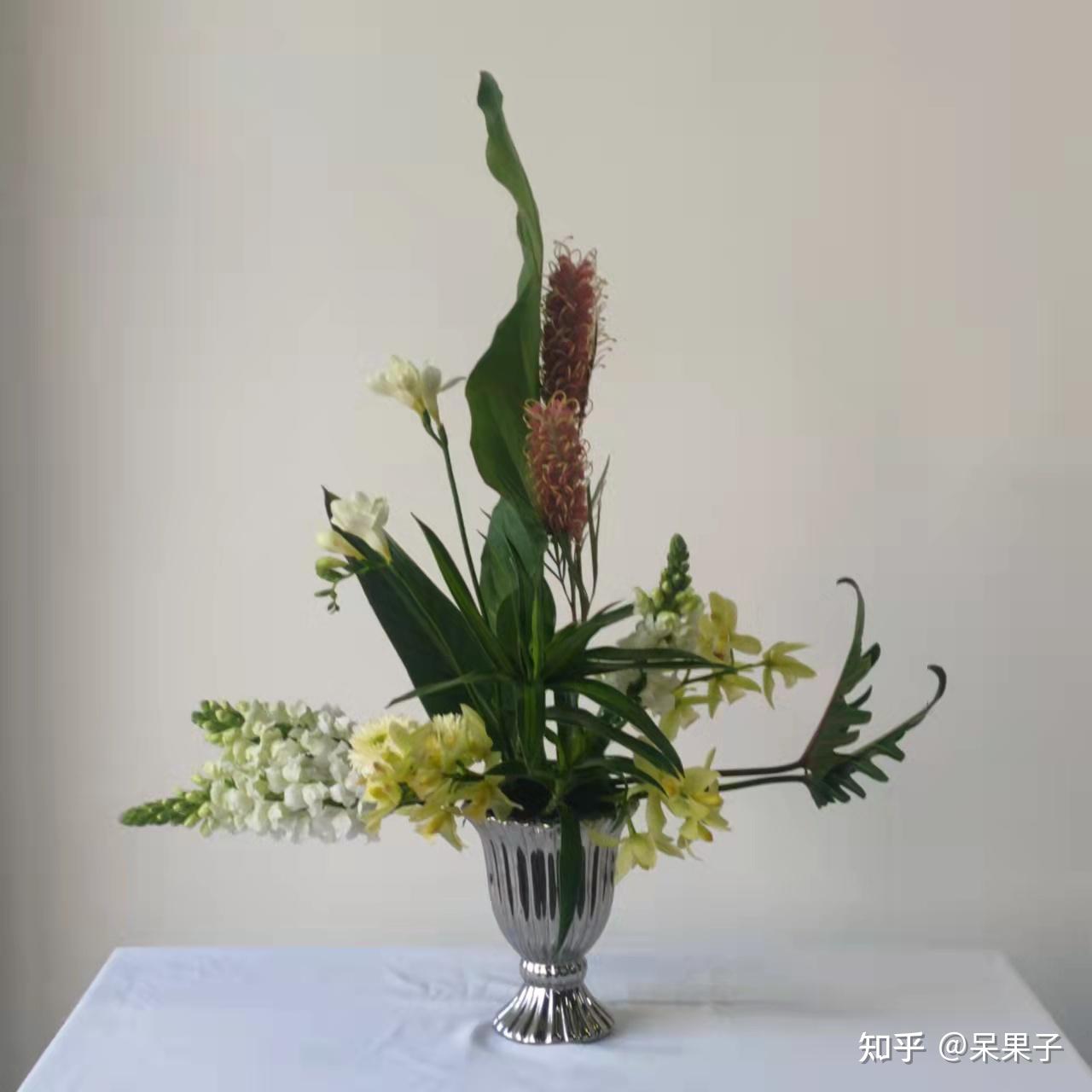 ③插制注意事項②表現垂直與水平之美,花材選用線條狀,塊狀花材.