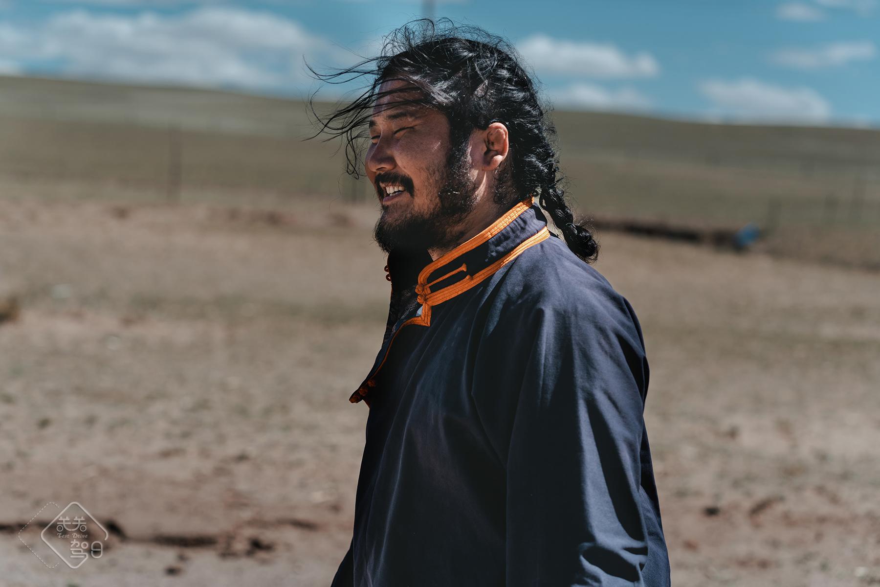 这位叫宝鲁日.很有蒙古大汉的气质吧.