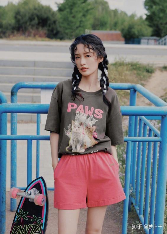 李沁晒少女写真疑回应变脸风波行程被扒粉丝请工作室告黑