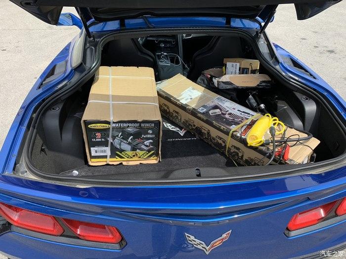 不像其他跑车装载空间太少,这个后备箱一周一次的大采购也没啥问题