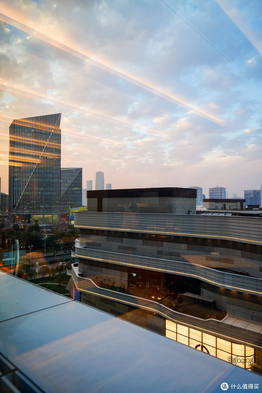 一改中年油腻,渐入纸醉金迷:上海前滩香格里拉大酒店 豪华阁行政大床