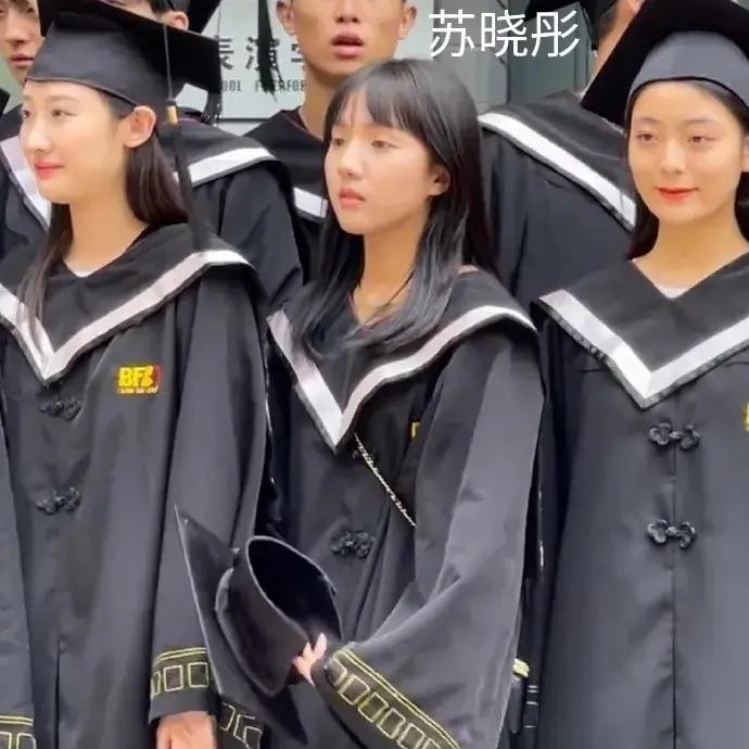 北电毕业照刷屏,孩子有明星梦,你会支持孩子考北京电影学院吗?