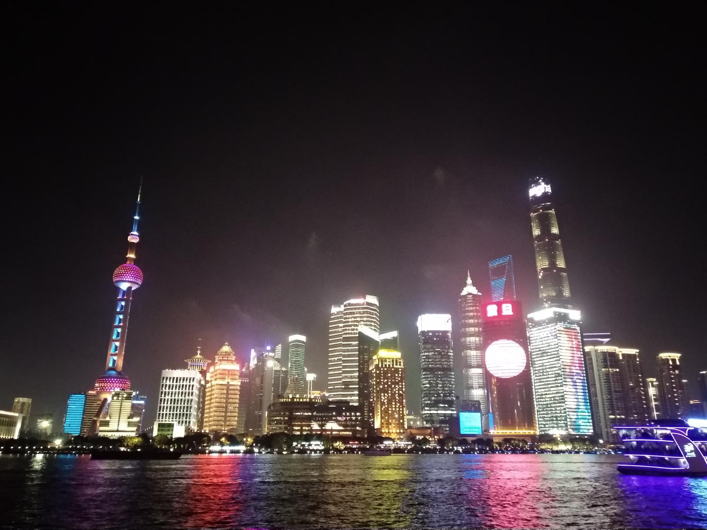 国庆前夜，站在外滩眺望灯光映衬下的上海