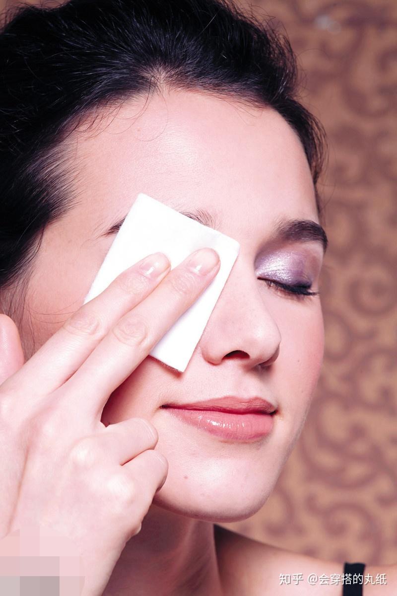 眼妆和唇妆一定要用专门的眼唇卸妆液来卸,因为这两个部位的皮肤比较