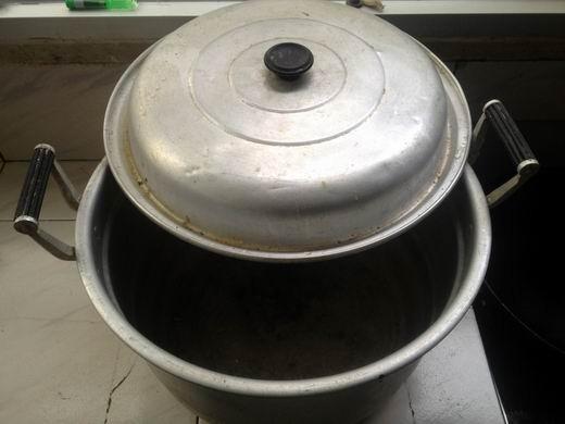 【每家每户的记忆里是不是都会有这样一个破旧的钢精锅呢?】