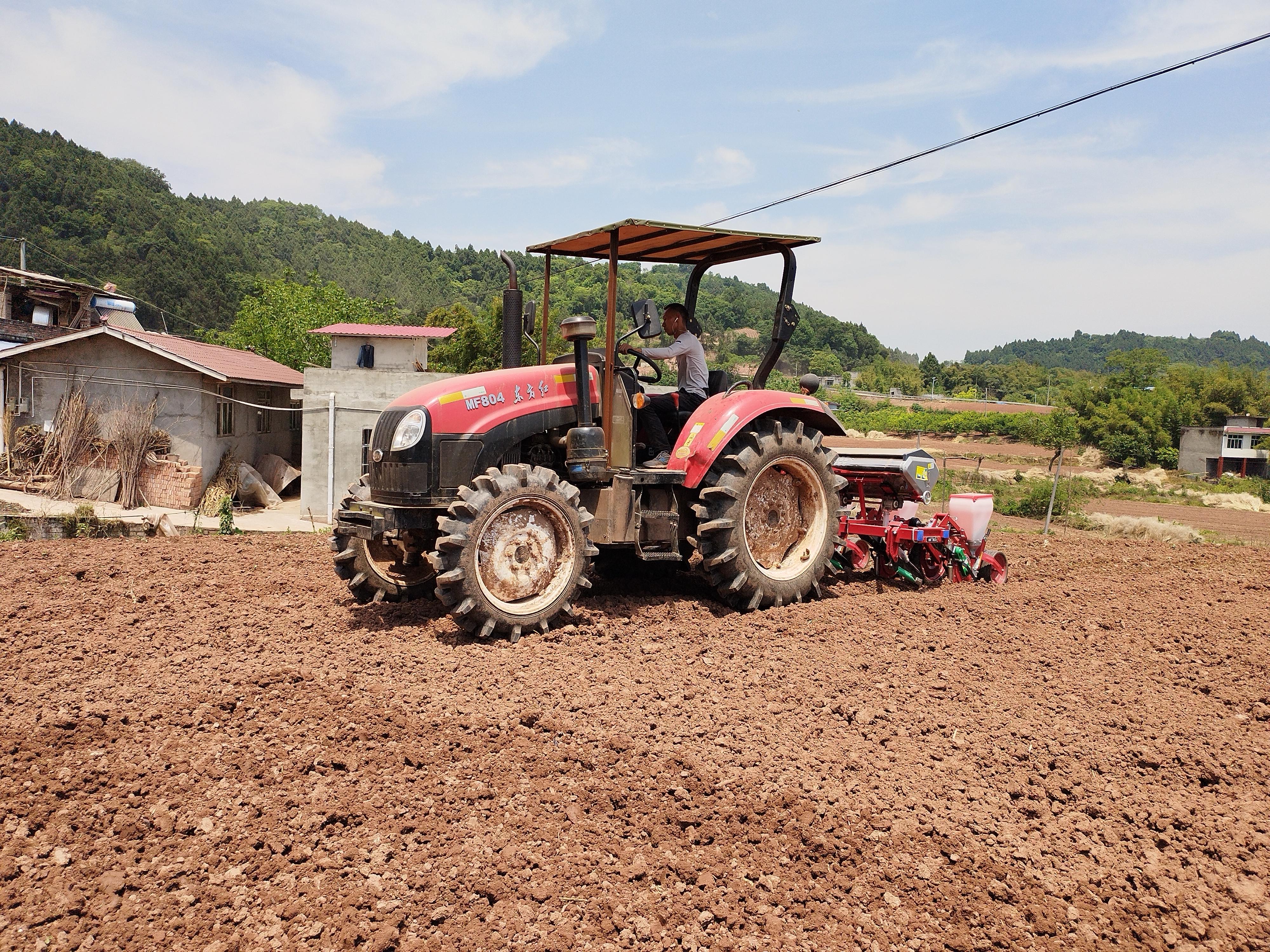 田间地头,翻土,播种,施肥一气呵成,一派欣欣向荣的现代化机械耕播景象