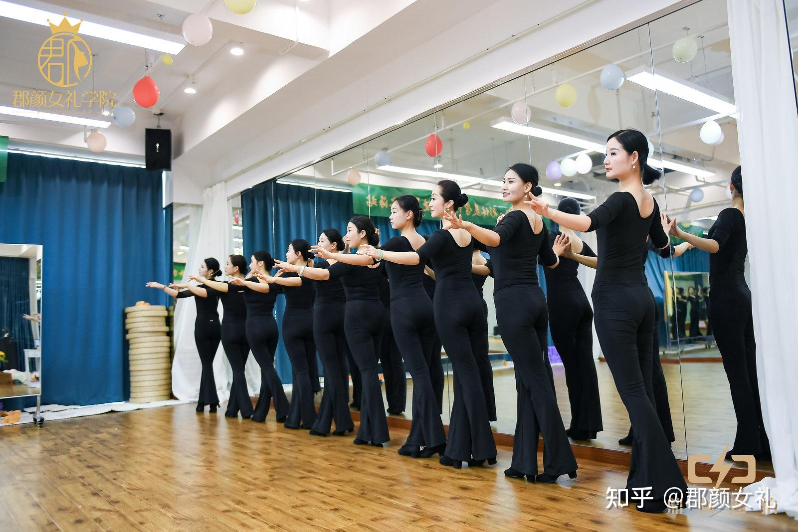 郡顏女禮教你站姿禮儀做個優雅女人