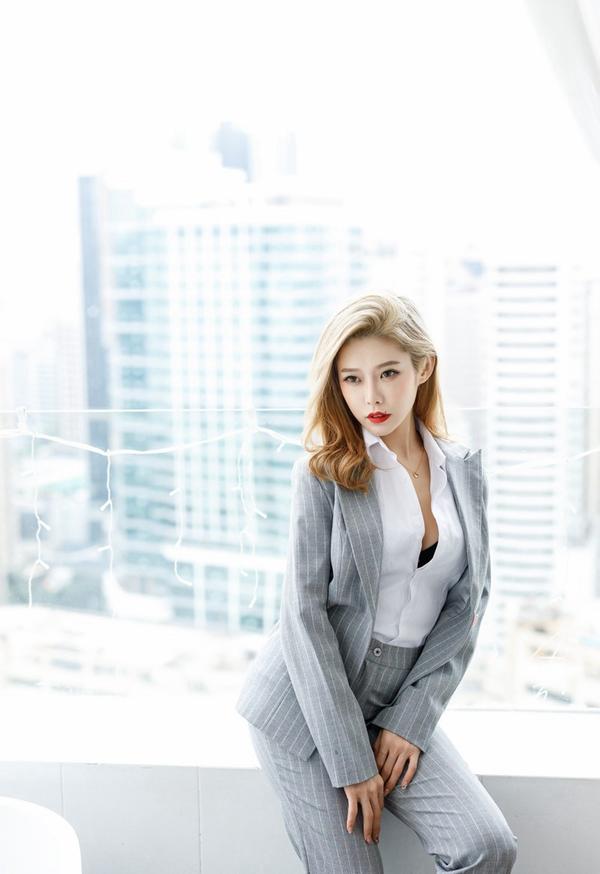 luvian本能私房写真飒爽率性的西服与极致魅惑黑丝 - 知乎