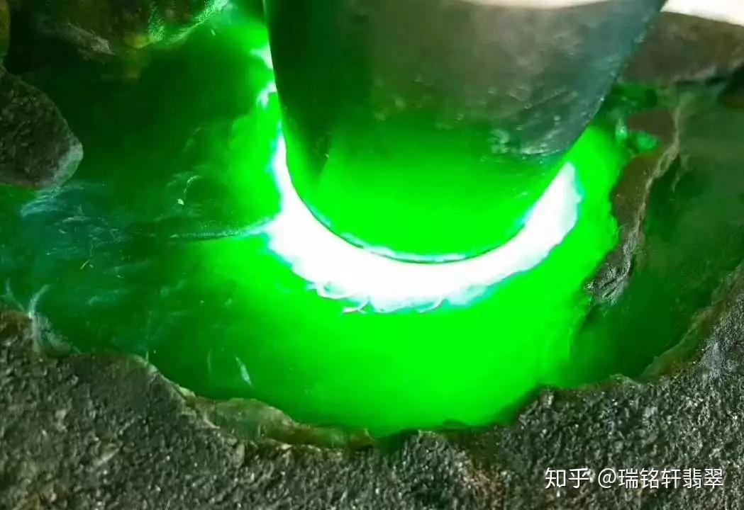 帕敢老坑种冰阳绿翡翠原石