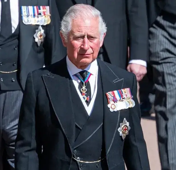 菲利普亲王葬礼举行,女王车内黯然悲恸!相守74载,终有一别.