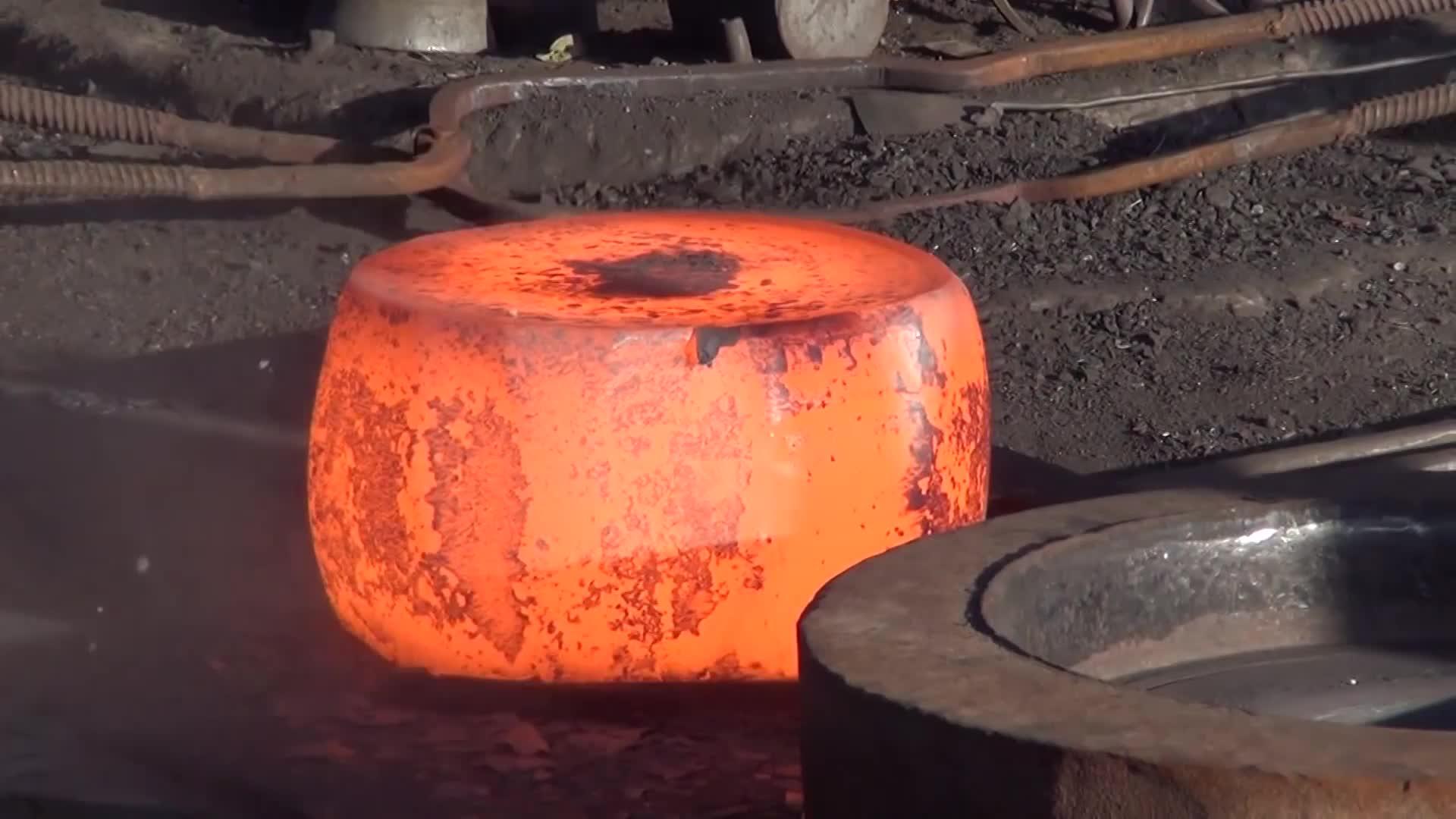 中国的制造水平还是很震撼的,看看这大型的钢铁锻造技术