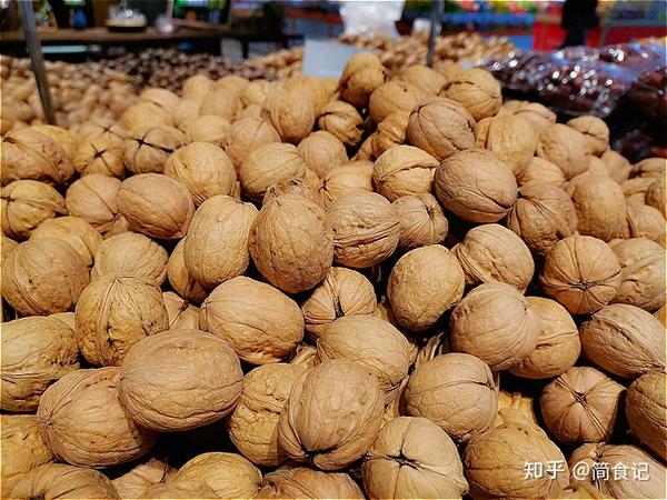 买核桃时 遇见这种 假核桃 再便宜也别买 为了健康 别犯错 知乎