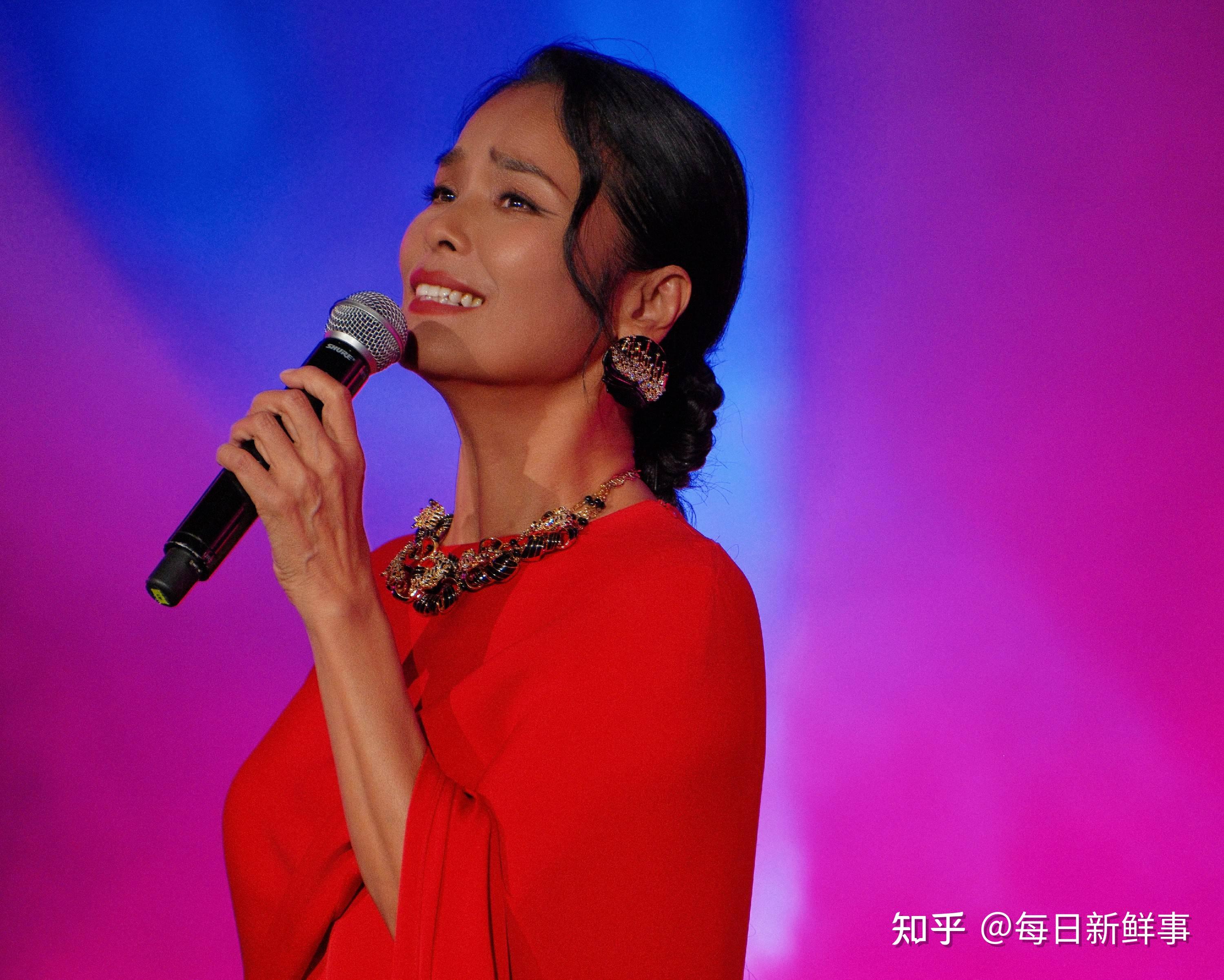 韦唯出席平遥国际电影展开幕式 中英文歌曲连唱尽显国际范 - 知乎