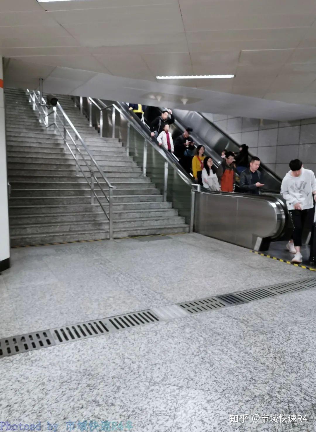 镇坪路站347号线换乘站7号线与34号线构成长距离通道换乘连接7号