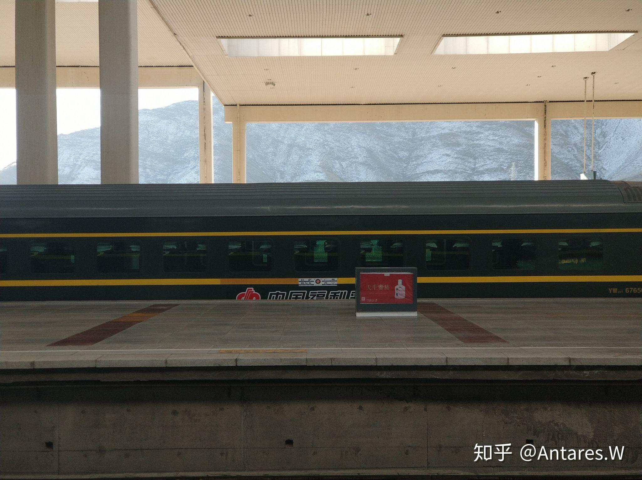 车座下有吸氧孔车辆到达日喀则站后,14:40折返西宁,车次变更为z6812