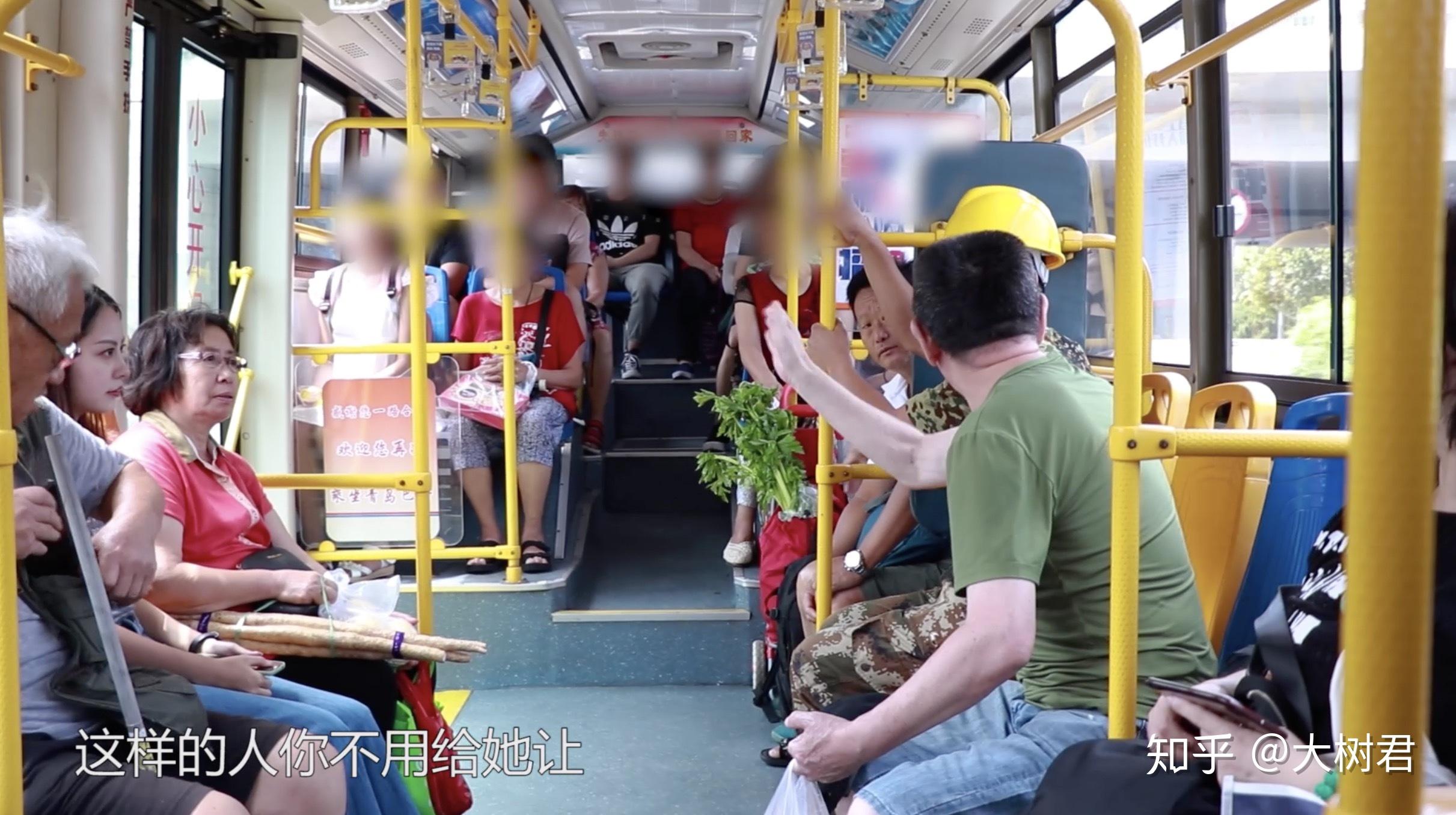 一位大爷拍拍男演员的肩膀:"这样的人你不用给她让,你为什么要给她