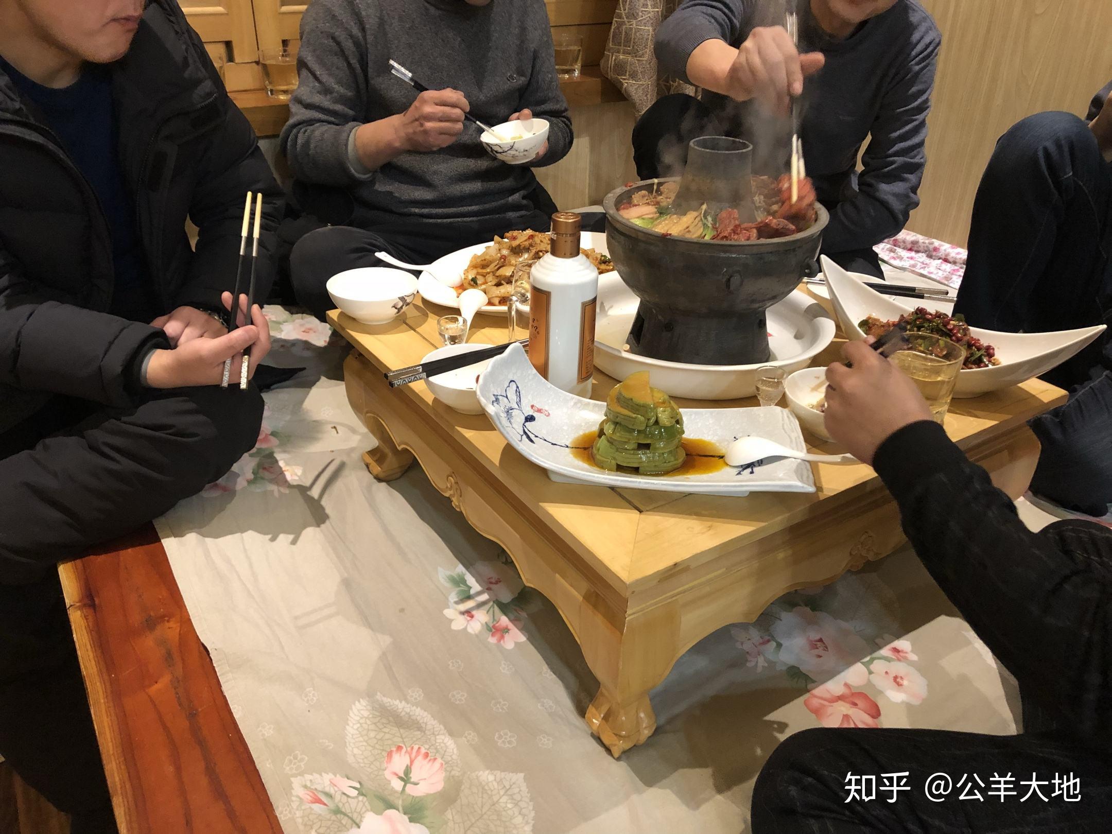 吃饭也在炕上,四方炕桌一摆,盘腿一坐.