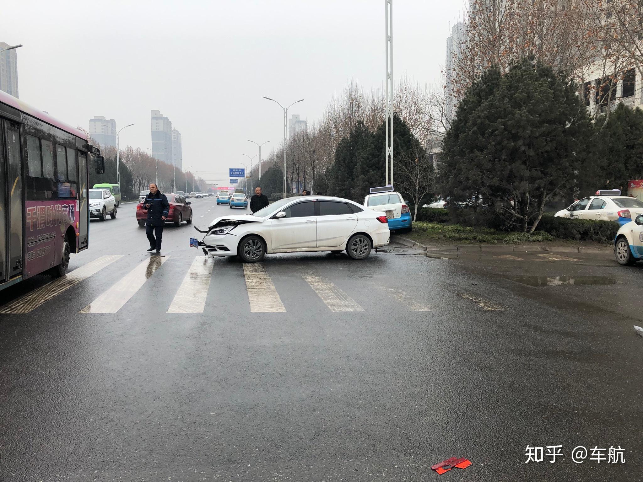 左轉車輛和對方直行可能超速車頭相撞