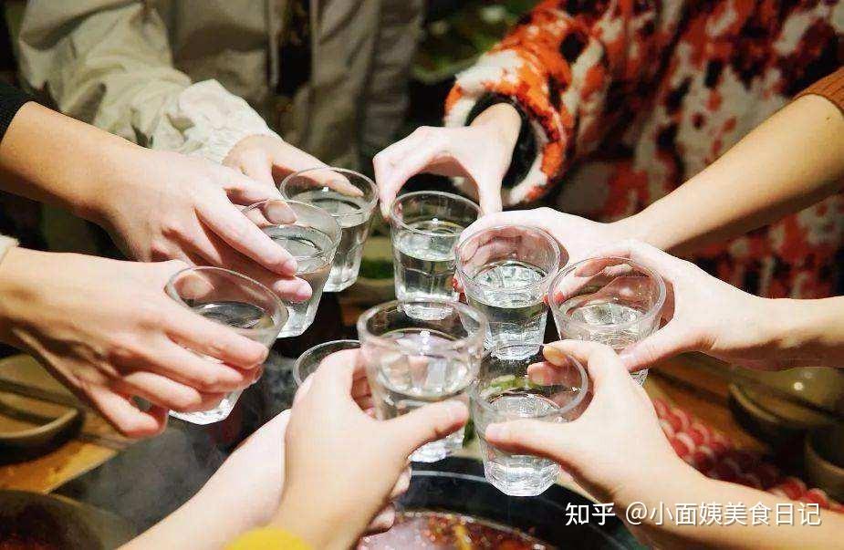 50歲男人喝酒3個好酒標準要牢記不僅能喝好還不傷身體