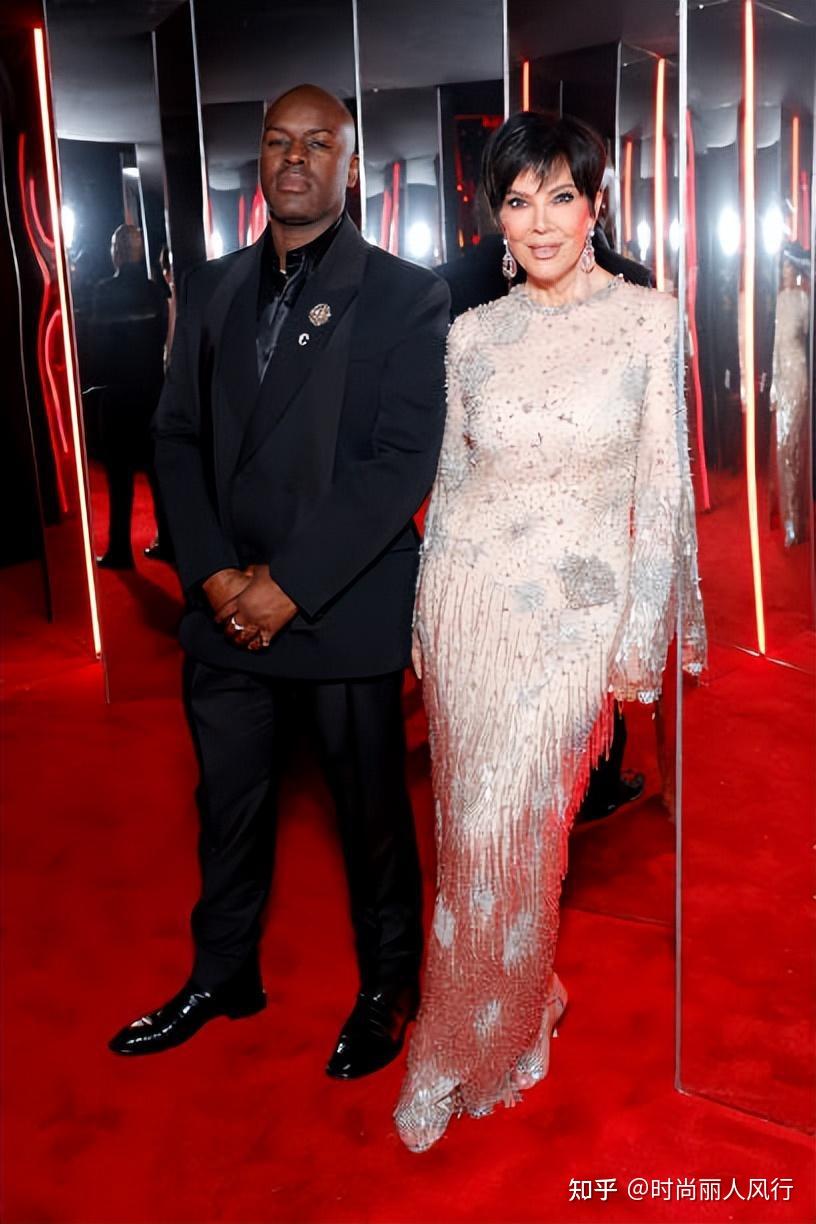 卡戴珊妈妈和黑人小男友闪耀奥斯卡钻石裙好美金姐肯豆都来了