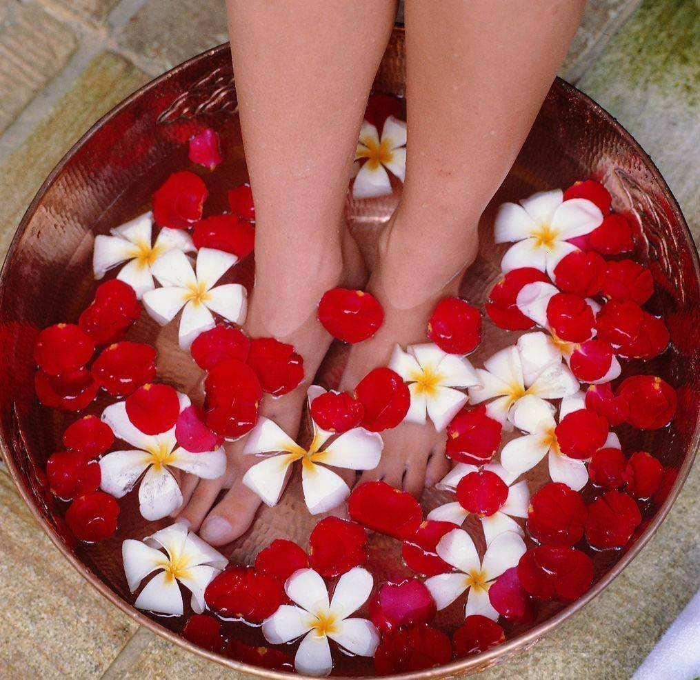 老年人冬季养生讲究多 多泡脚多保暖