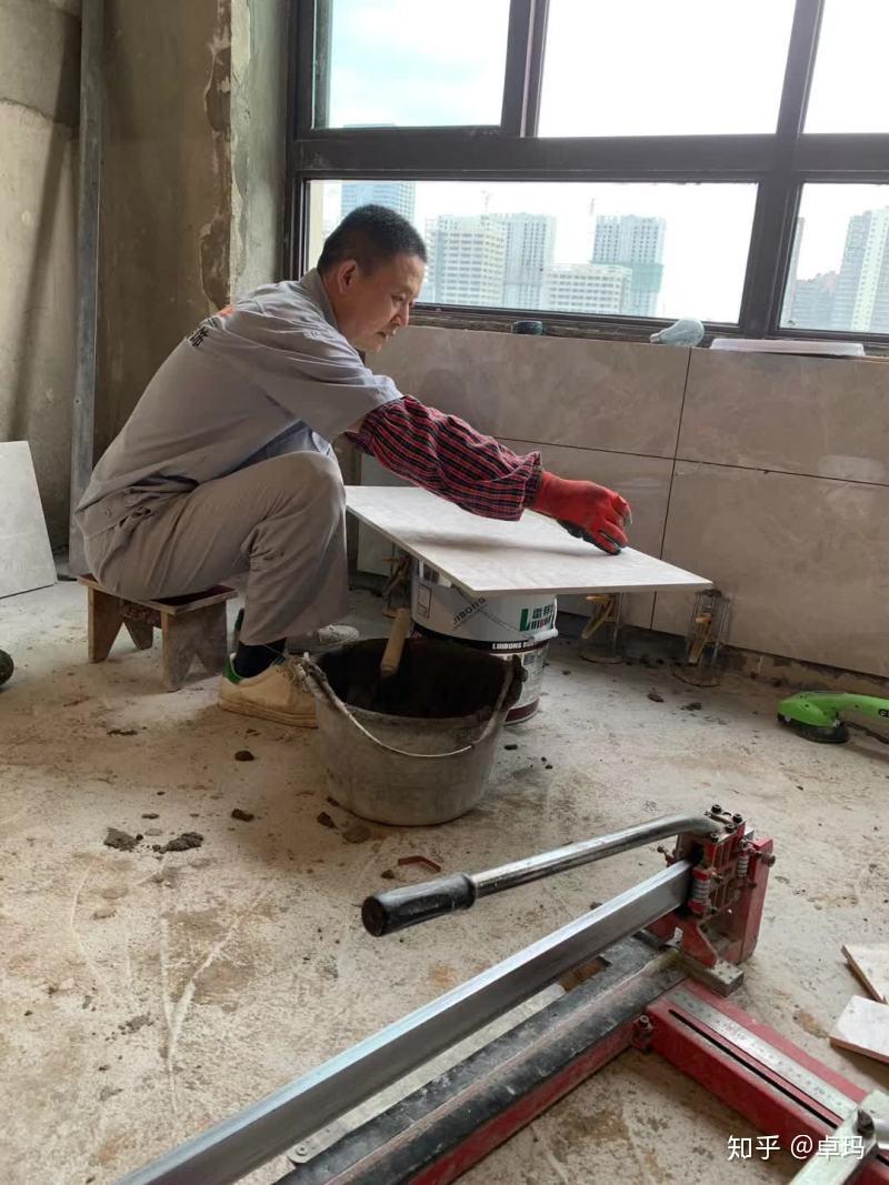 豪门金地施工跟踪瓦工进场贴砖墙压地卫生间刷1米8防水