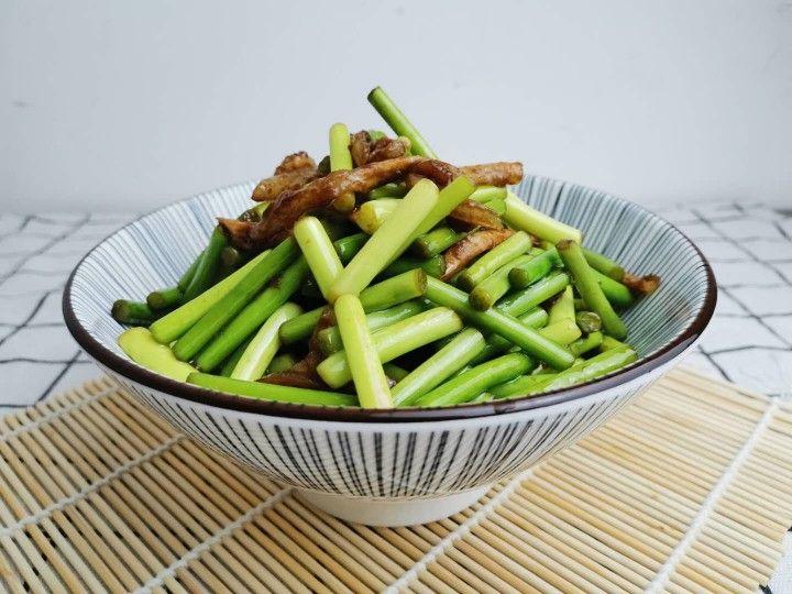 炒蒜苔时万万不要直接下锅少了这1步蒜苔不翠绿还不入味