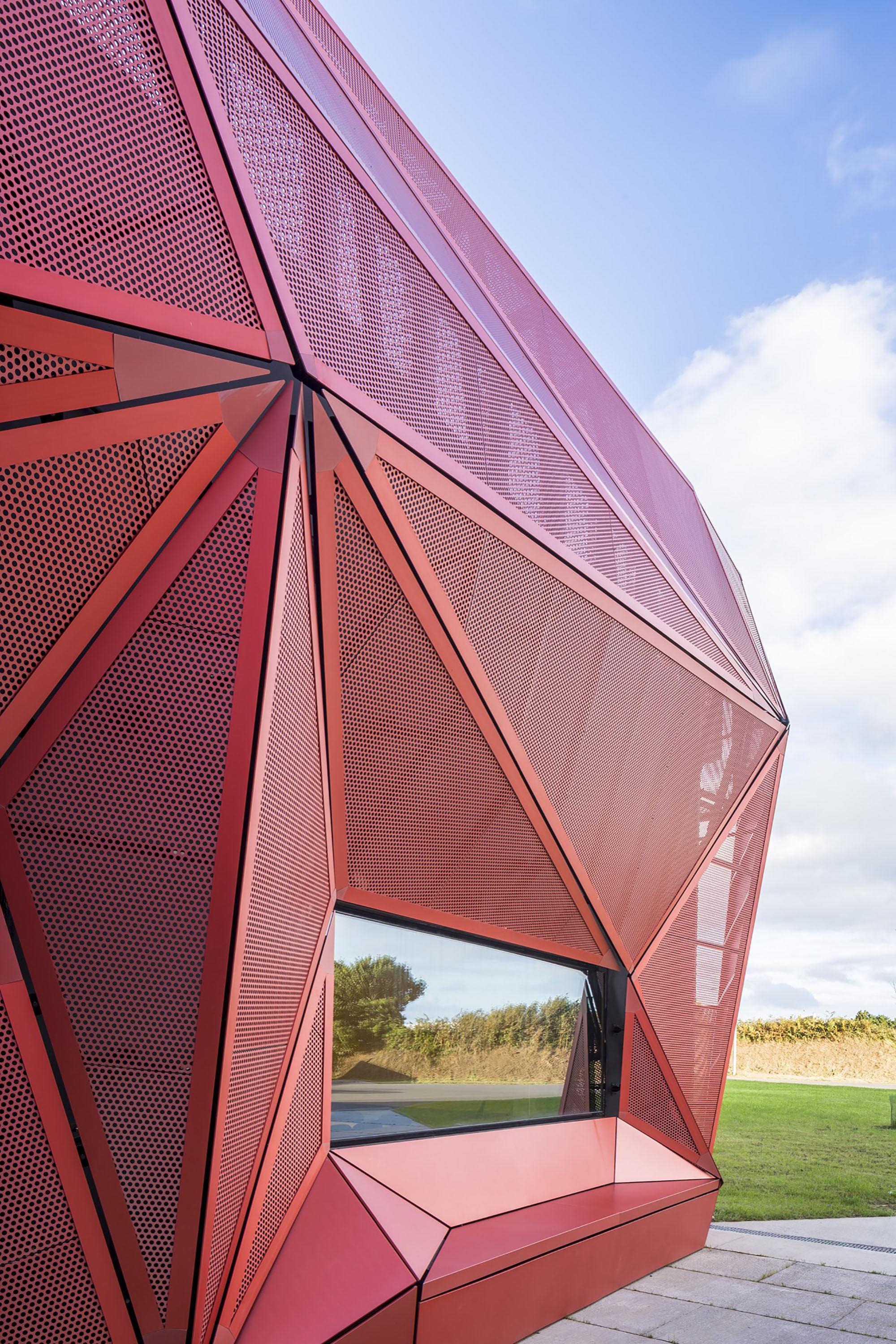 常用作建筑表皮的穿孔板通常是以金属铝板材为原材料,通过机械冲孔