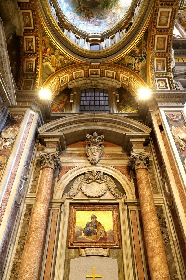 梵蒂冈 圣彼得大教堂 内部欣赏 米开朗琪罗的穹顶 贝尔尼尼的青铜华盖 诸圣雕像 多图欣赏 知乎