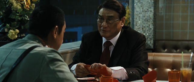 为兄弟两肋插刀,严格的按照黑社会准则生活,堪称黑社会里的四有青年