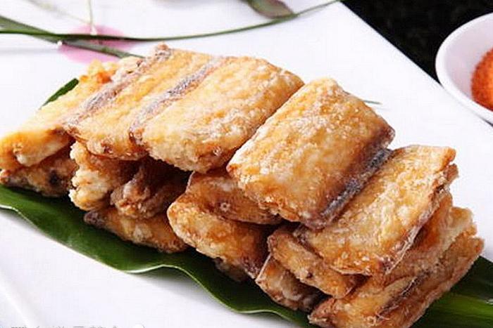 炸带鱼时,用面糊还是淀粉?多数人没搞明白,难怪不香不酥脆!