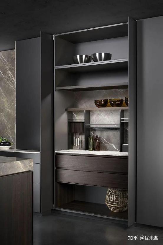 隐藏式厨房的特点就是利用与橱柜同样造型的柜门,将厨房操作区藏起来