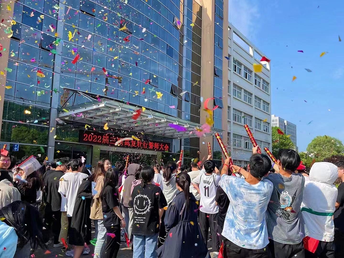 推薦三聯高復學校,校區毗鄰浙江大學紫金港校區,西湖校區,杭州學軍